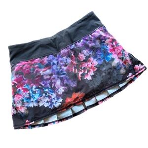 Lululemon Run Pace Setter Skirt - Size 6
Spring has sprung multi / black